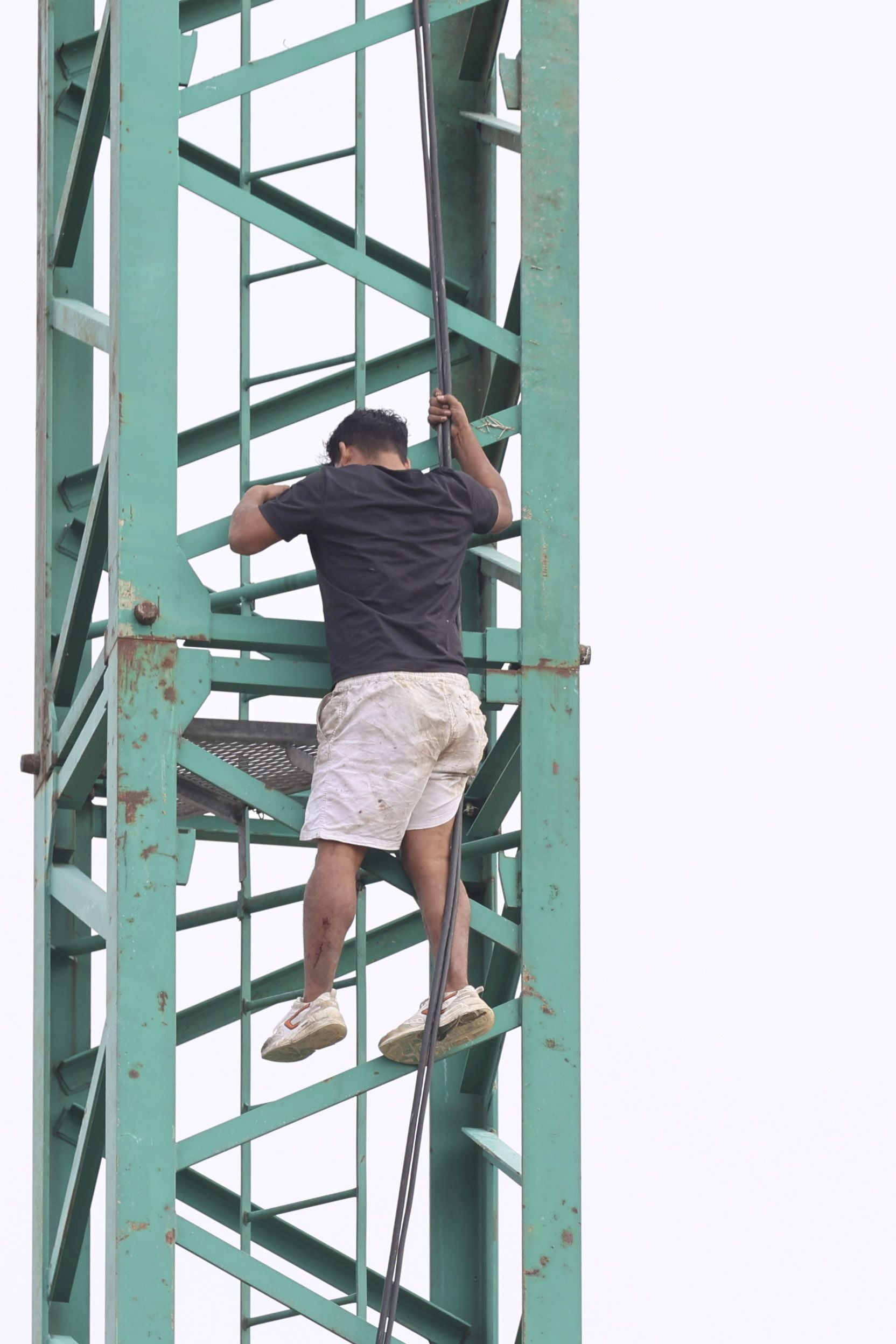 Detenido tras subirse a una grúa de obra de 30 metros en Montevil, en Gijón