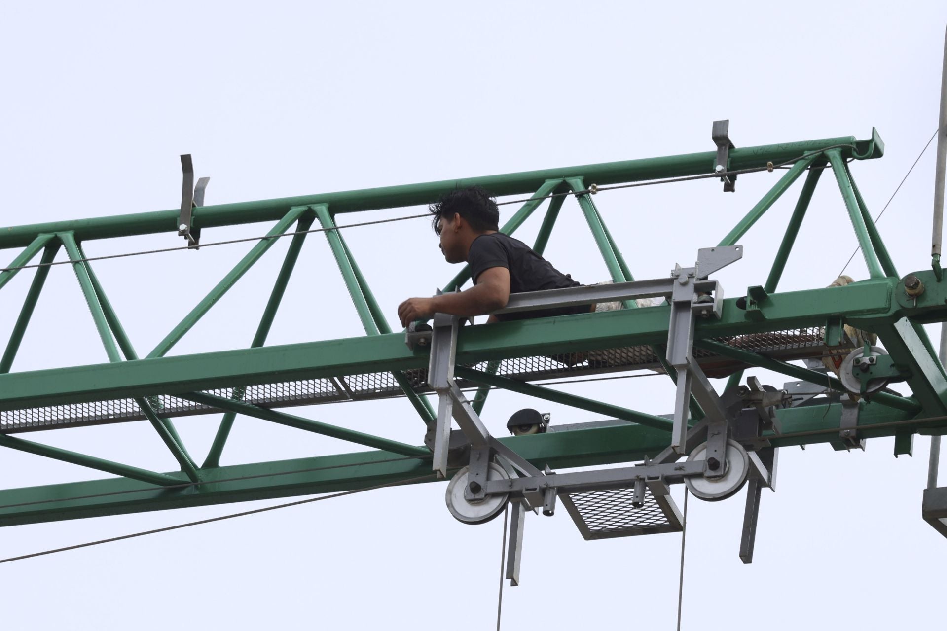 Detenido tras subirse a una grúa de obra de 30 metros en Montevil, en Gijón