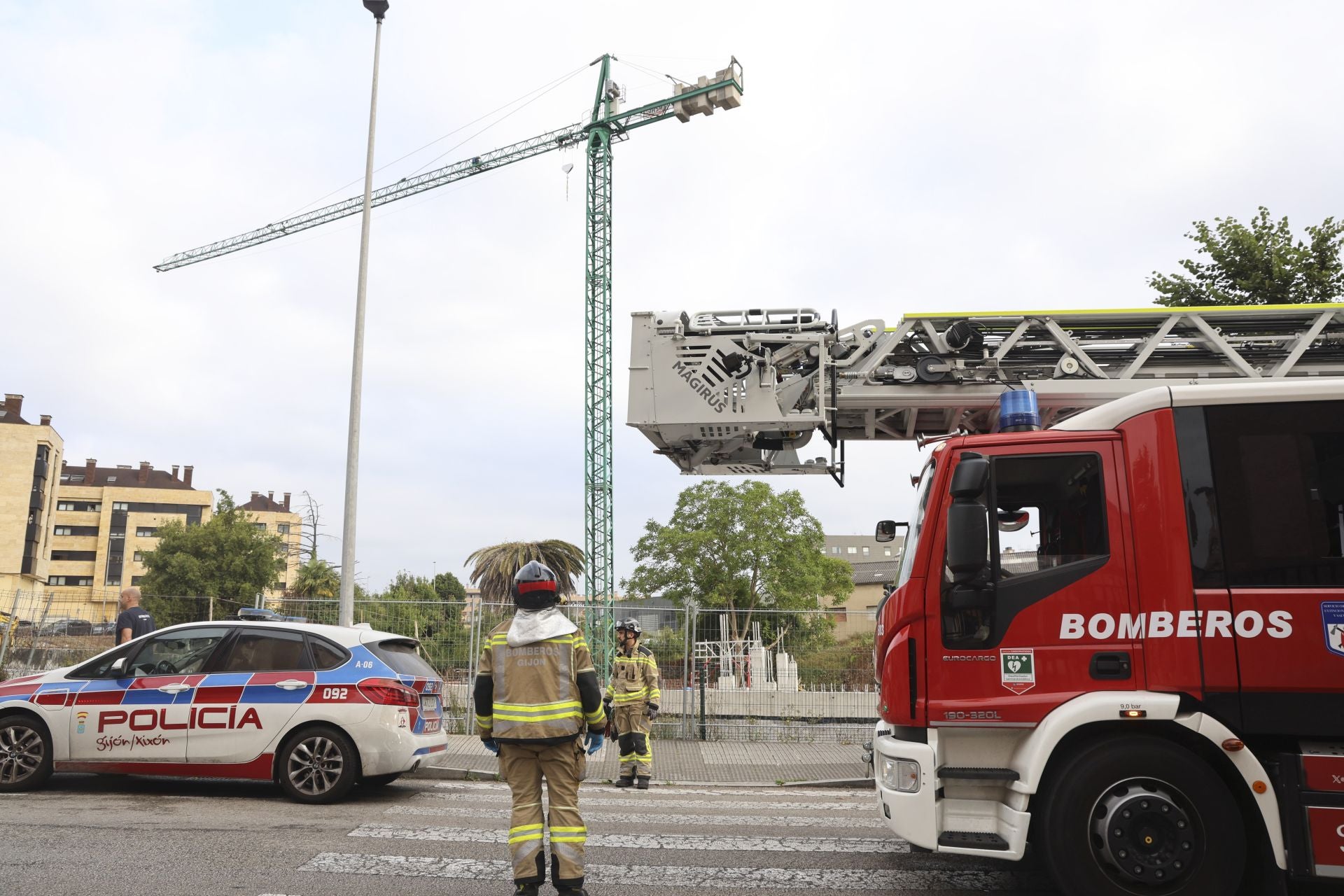 Detenido tras subirse a una grúa de obra de 30 metros en Montevil, en Gijón