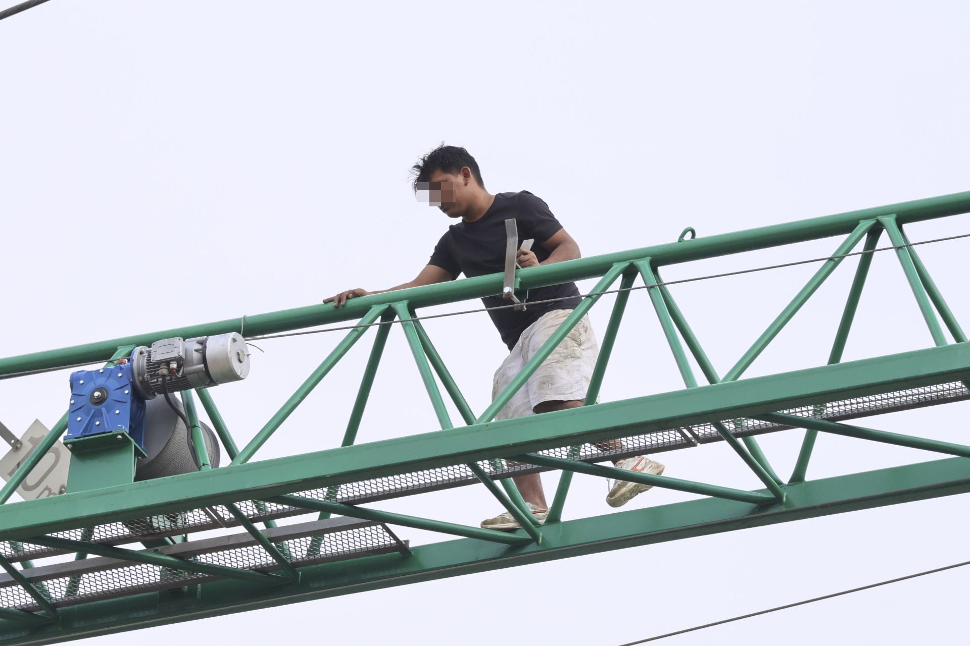 Detenido tras subirse a una grúa de obra de 30 metros en Montevil, en Gijón