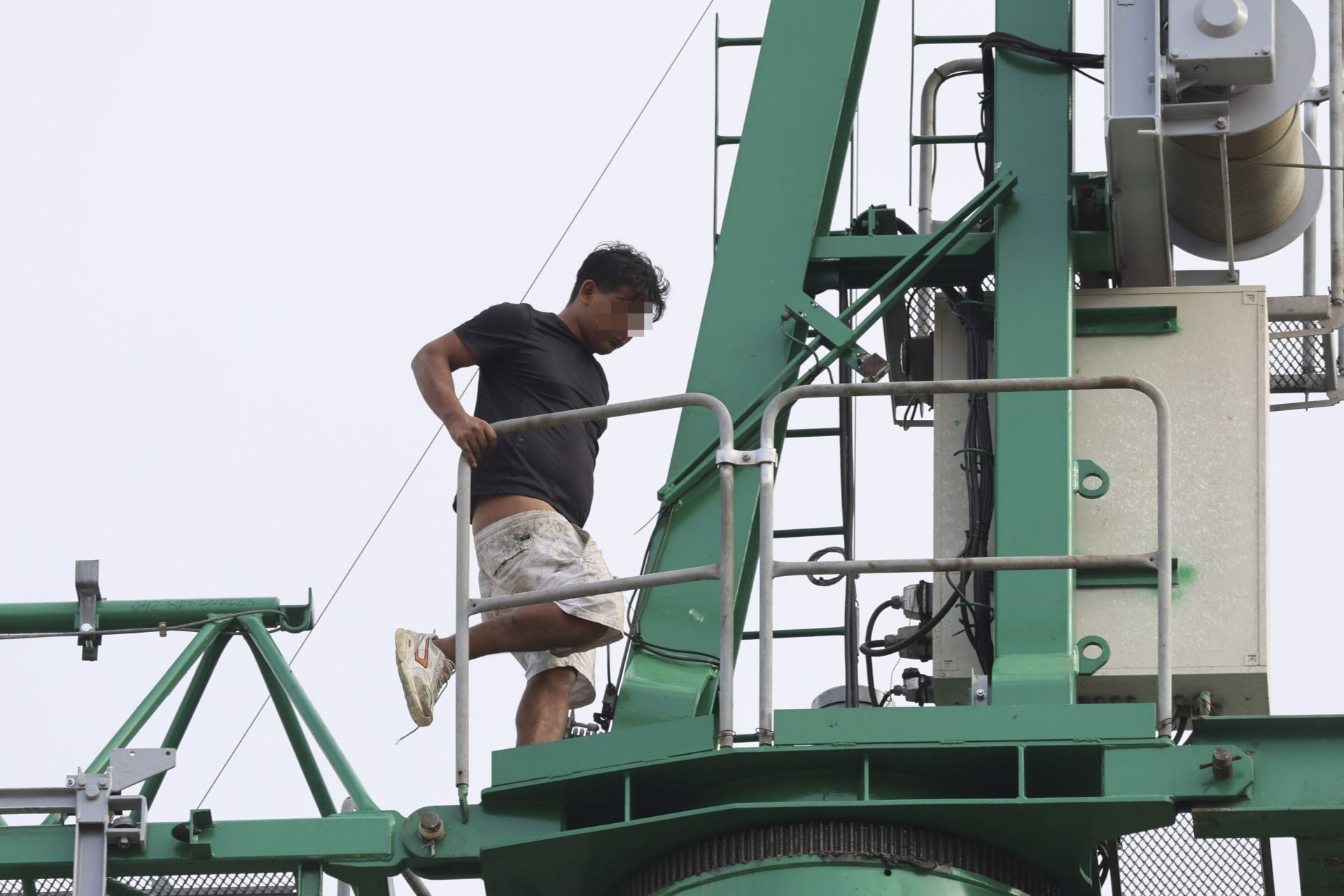Detenido tras subirse a una grúa de obra de 30 metros en Montevil, en Gijón