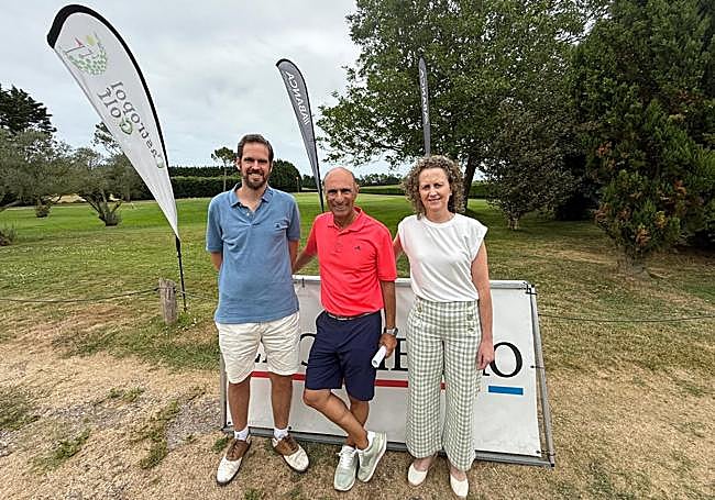 Álvaro de Rivera y Gerardo Rubiera, con Josefina Fernández, de ABANCA, tras la entrega de premios.