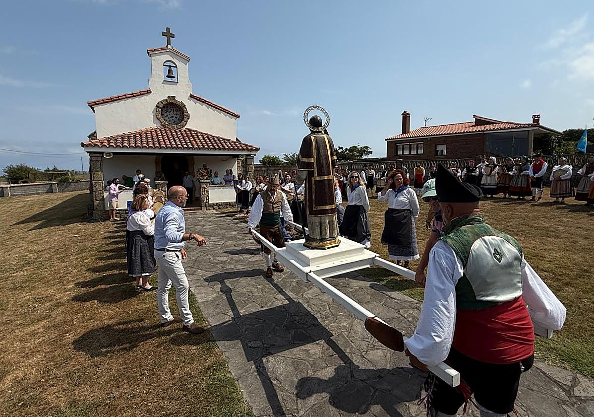 Llegada a la capilla de La Providencia del grupo Trebeyu y Les Pandereteres, con la imagen de San Lorenzo.