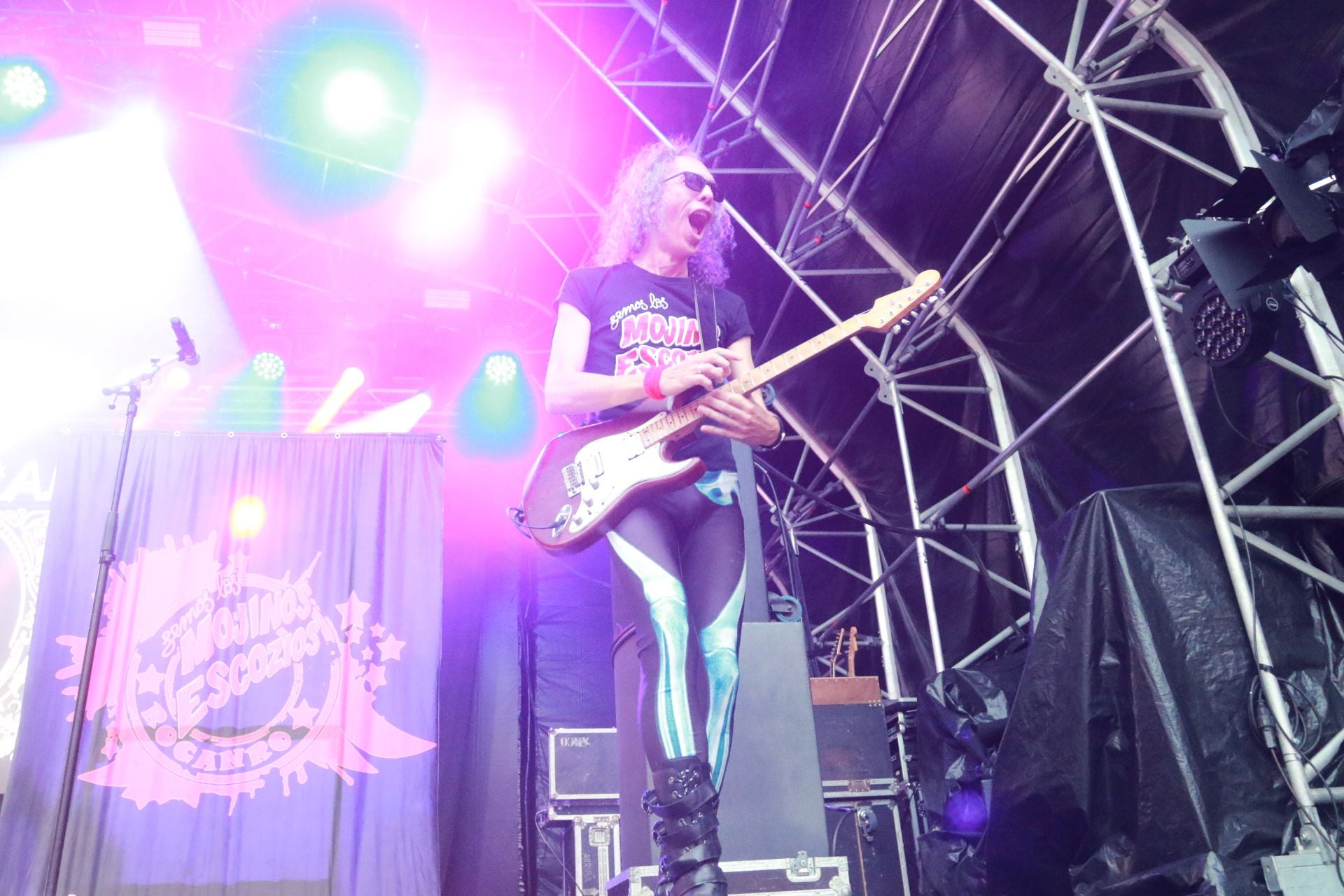 La plaza Mayor de Gijón se quedó pequeña para los Mojinos Escozíos