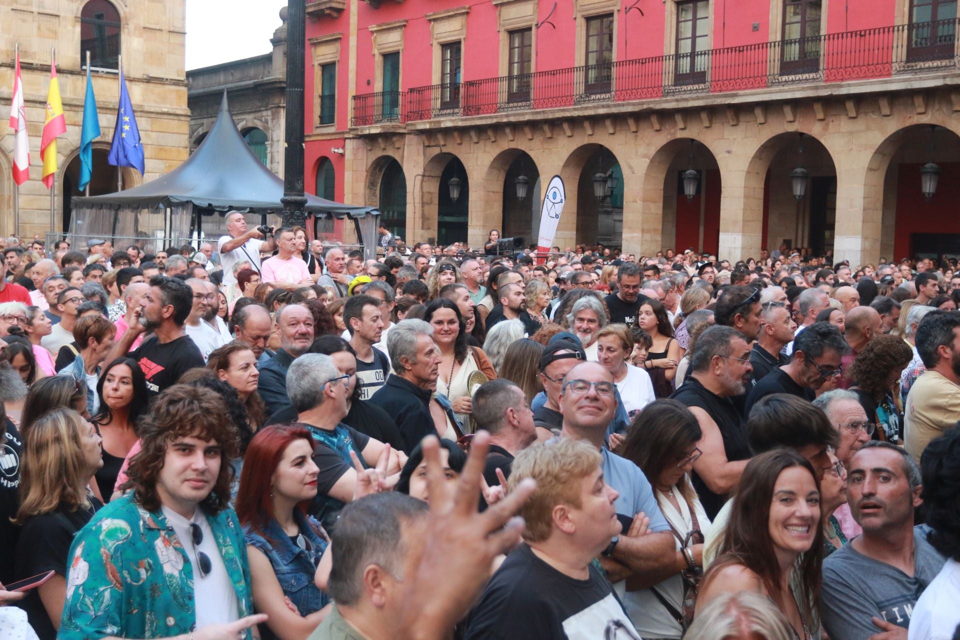 La plaza Mayor de Gijón se quedó pequeña para los Mojinos Escozíos