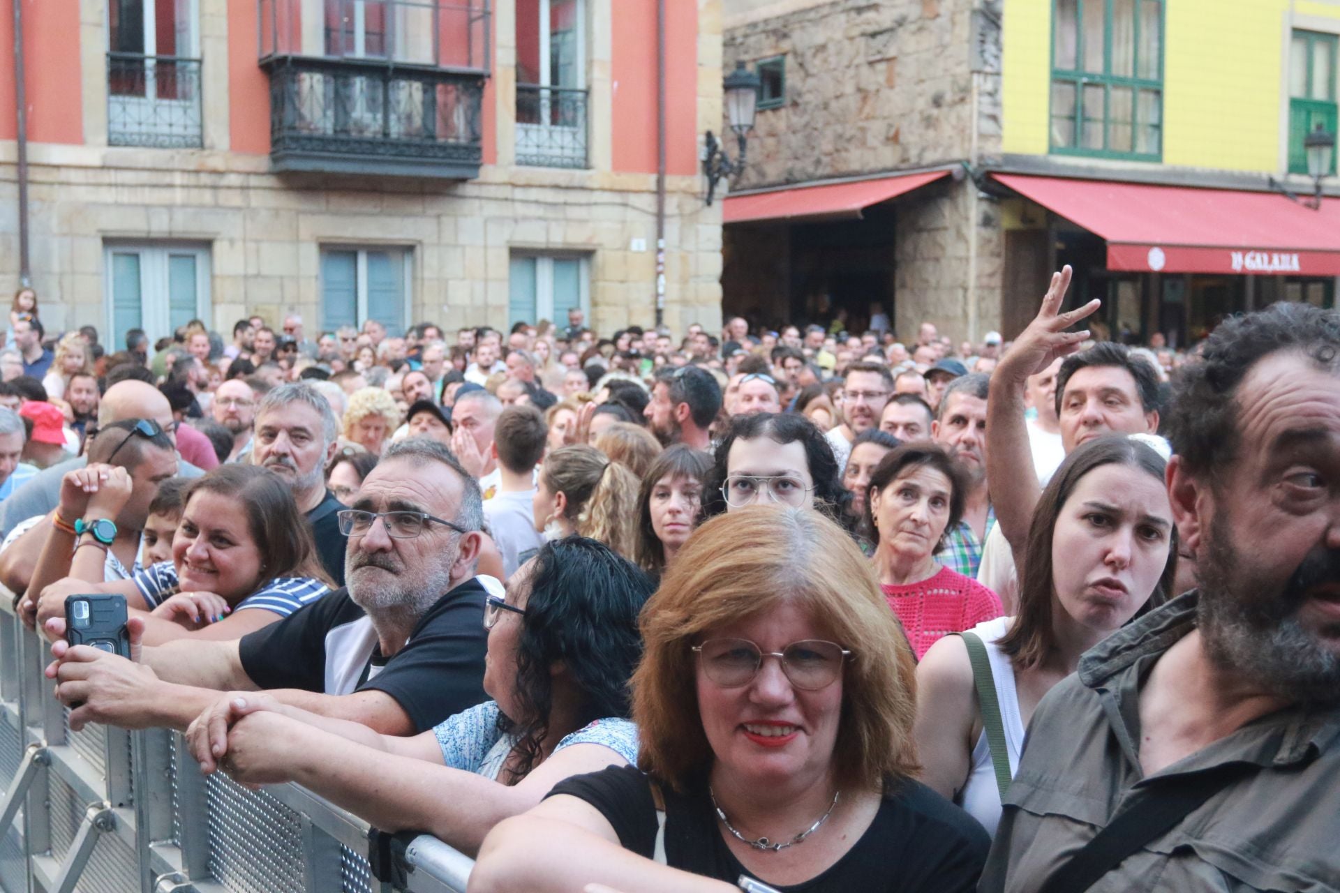 La plaza Mayor de Gijón se quedó pequeña para los Mojinos Escozíos