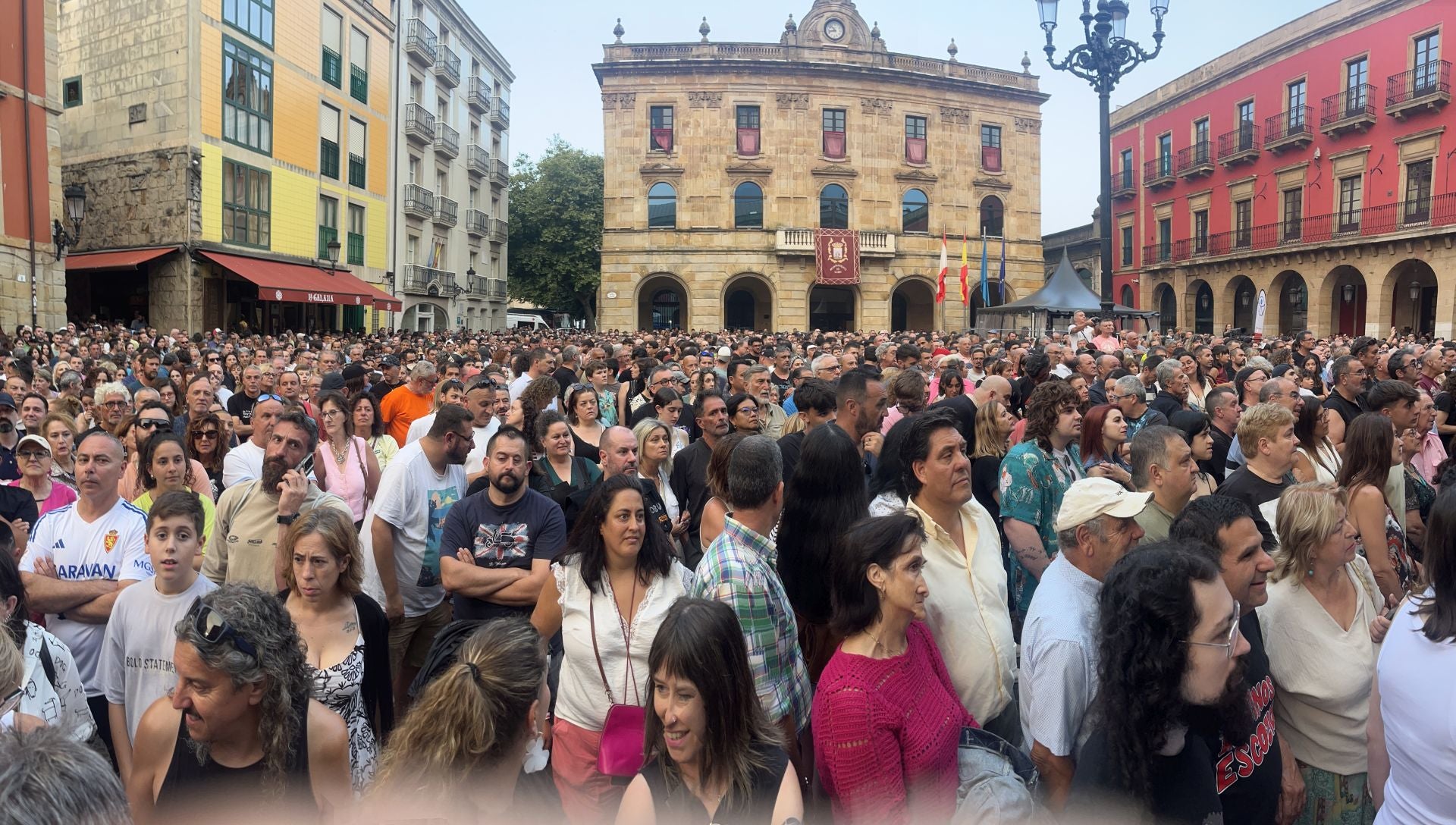 La plaza Mayor de Gijón se quedó pequeña para los Mojinos Escozíos