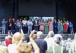 Foto de familia de Miguel Ánxel Montenegro, Xuaco Areces, Fonso 'Les Regueres', César González, Manuel López, Andrea Méndez (hija de María Luisa Martínez), Fernando Entralgo, Esteban Verdeja, Valentín García, Lorena Corripio, Sergio Menéndez, Sandra Miranda, Alicia Villanueva, Miguel Rojo, Claudia Abad, Valentín Fuente, Cristina Sánchez, Óliver Suárez, Néstor Díaz, José Ramón Fiaño, Lucía Fernández, Bárbara Riesco, Jairo Pérez y Mario González, tras la entrega de premios, en el escenario de la plaza Mayor.