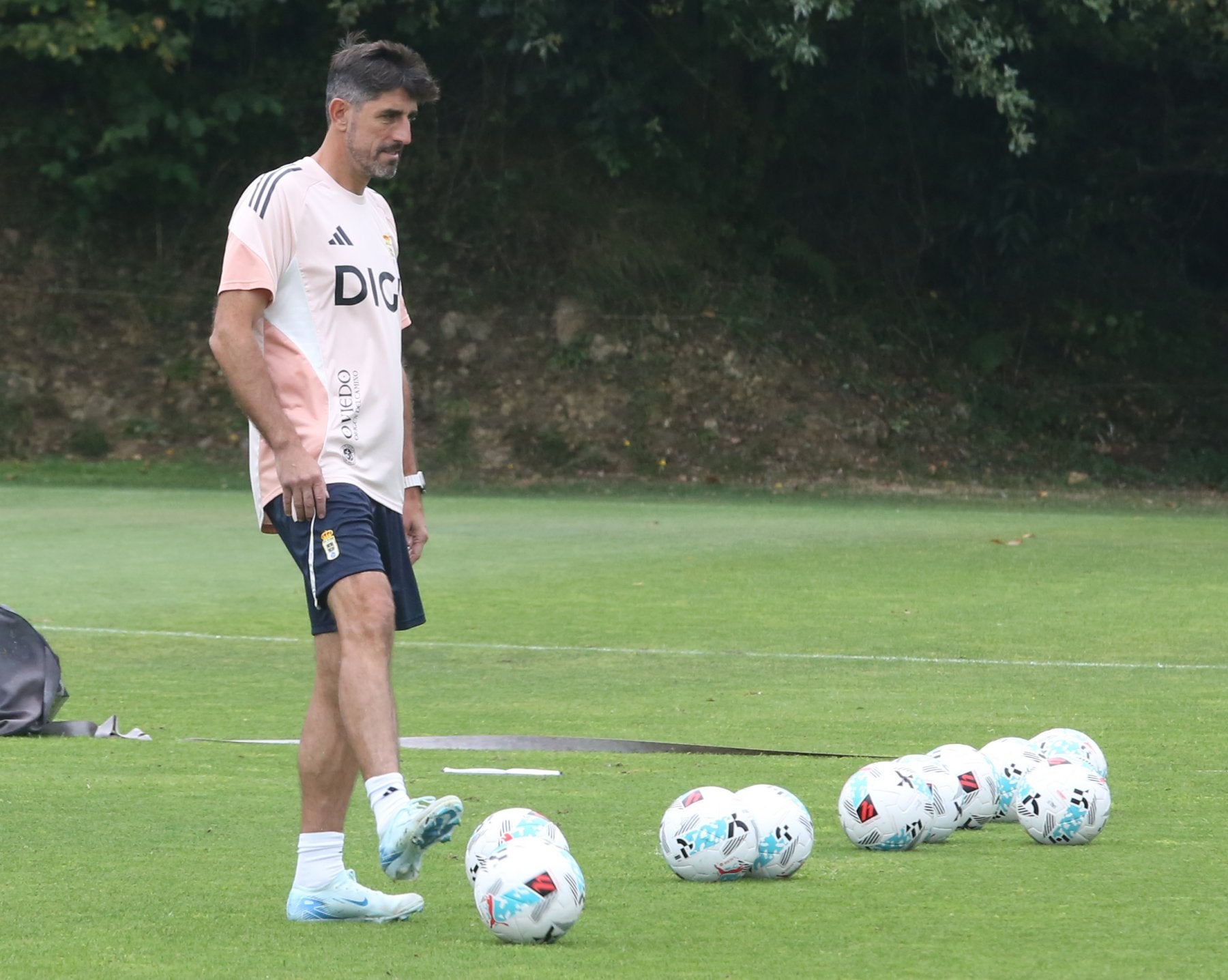 Veljko Paunovic dirigirá hoy el entrenamiento del Real Oviedo en El Requexón.