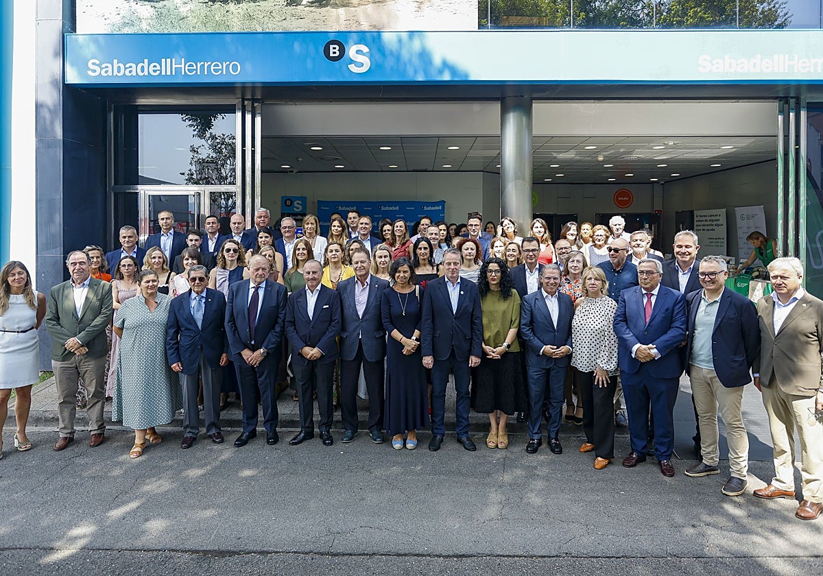 El galardonado, Samuel Trabanco, en el centro, acompañado de personalidades políticas regionales y locales, del banco SabadellHerrero, de la Cámara de Comercio de Gijón, del Ateneo Jovellanos, y por supuesto numerosos amigos y familiares de la empresa gijonesa, Sidra Trabanco.