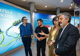 José Luis Barettino, Jorge García, Nieves Roqueñí y Alejandro Calvo, durante la visita al estand del Puerto de Gijón en la Fidma.