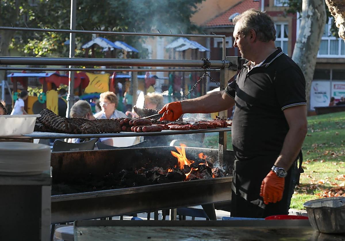 La parrilla siempre se instala bajo el hórreo.