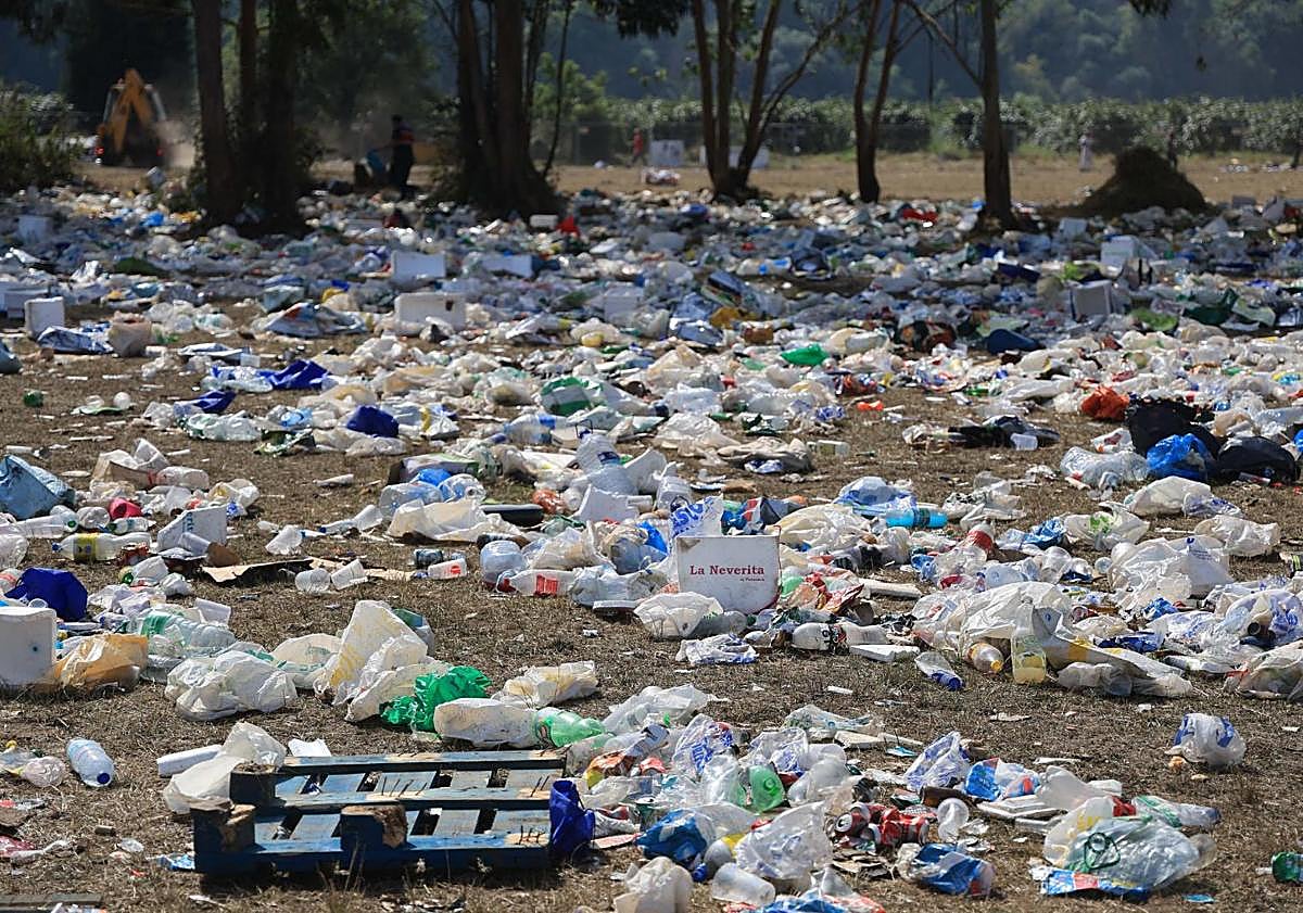 Imagen principal - Madera para bancos, lonas para piscinas, neveras... el trabajo de reciclaje en el prau Salcéu tras el Xiringüelu