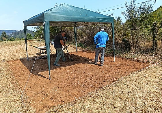 Juan Muñiz y parte del equipo de arqueólogos en La Estaca.