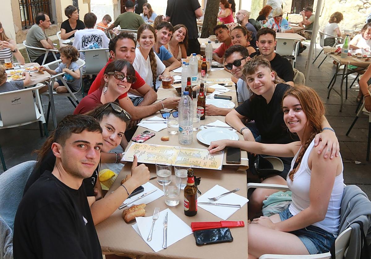 El grupo de amigos de Mario, Andrea, Sofía, Fran, Aitana, Marco, Aitana, Abraham, Claudia, Álvaro, Javi, Laura y Clara, de Madrid, comiendo en Cimavilla para coger fuerzas para bajar el Sella.