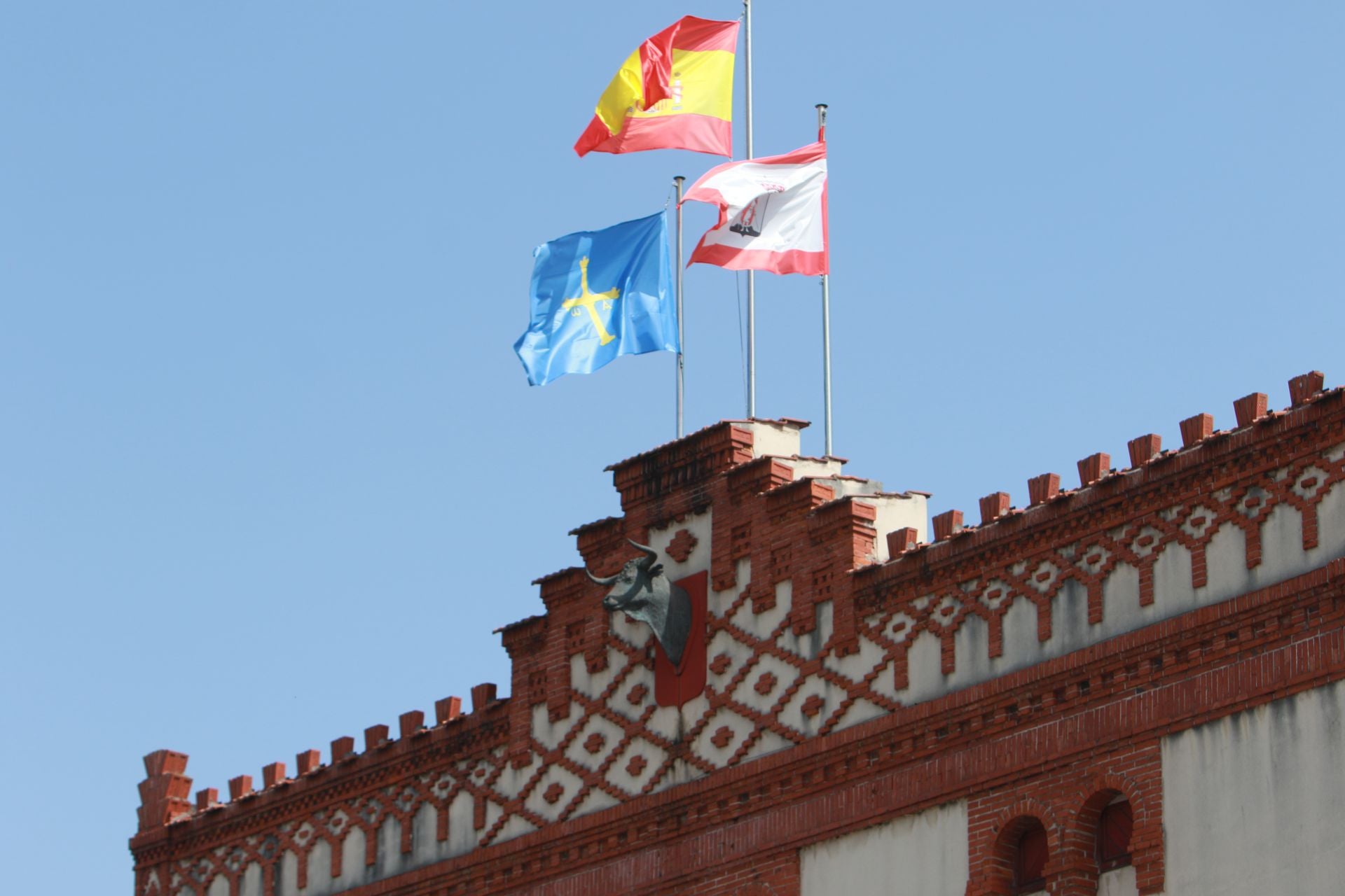 La plaza de toros de El Bibio se prepara para la Feria de Begoña