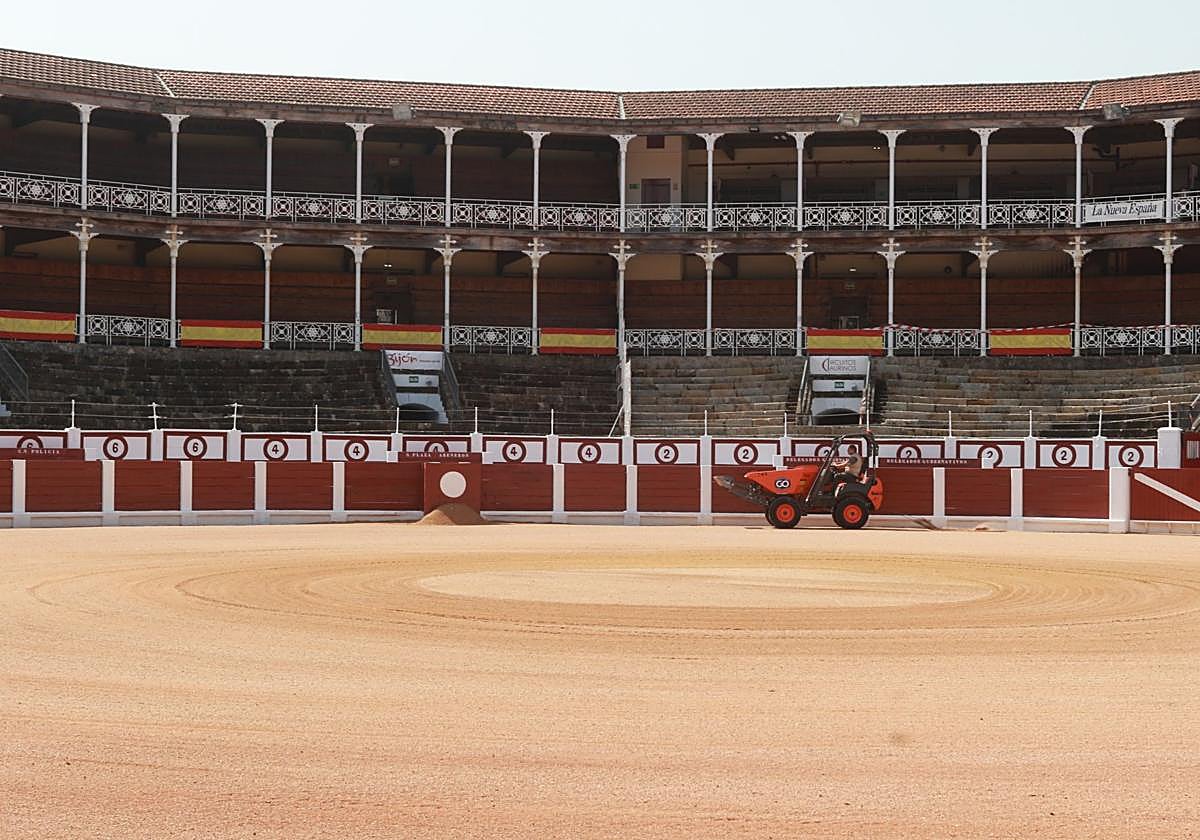 La plaza de toros de El Bibio se prepara para la Feria de Begoña