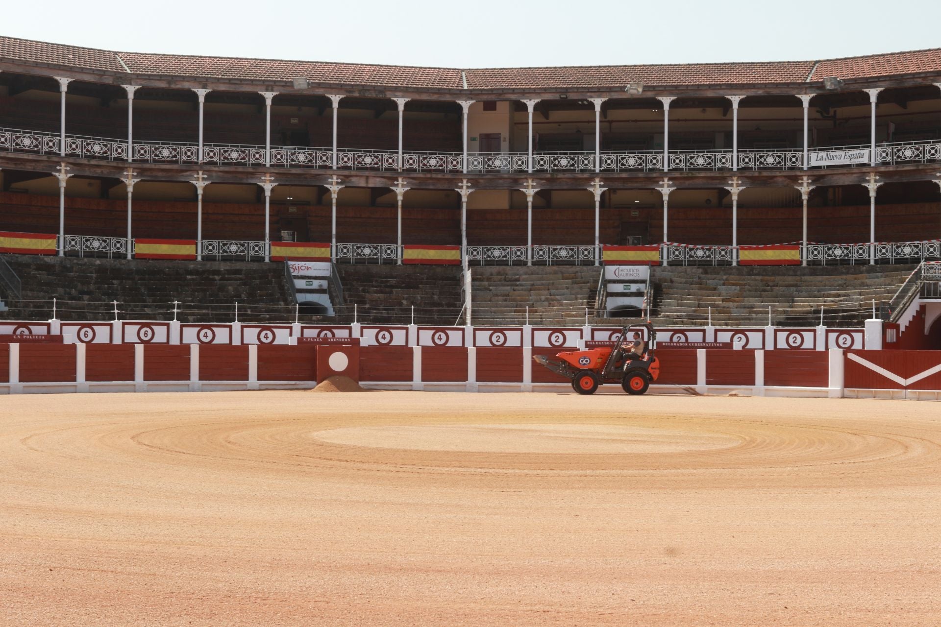 La plaza de toros de El Bibio se prepara para la Feria de Begoña