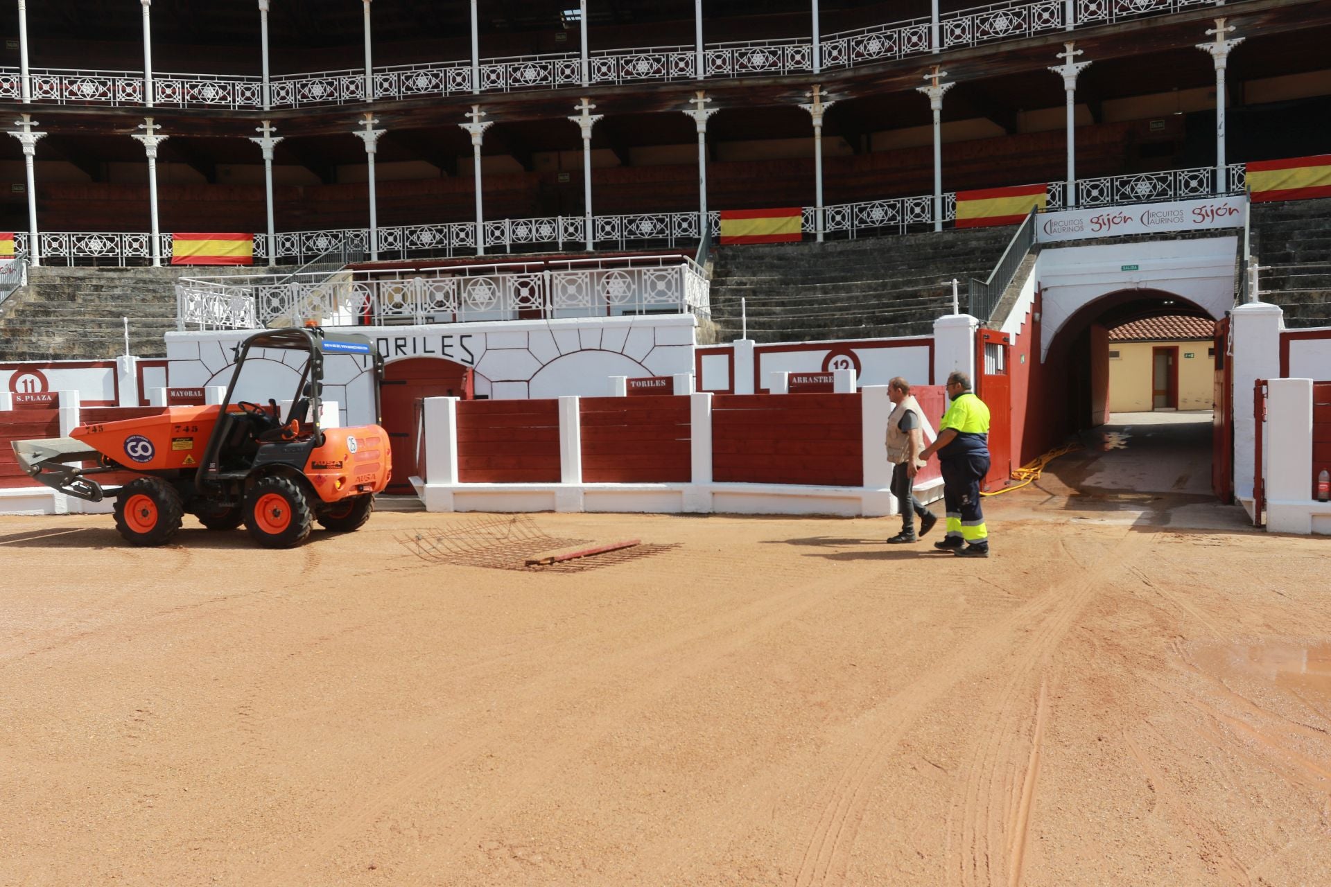La plaza de toros de El Bibio se prepara para la Feria de Begoña