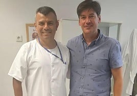 Borja Sánchez junto a su oncólogo, el Doctor Alfredo Castillo.