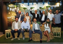 Representantes de la Corporación municipal de Carreño y de la Cámara de Comercio en el estand del banco SabadellHerrero