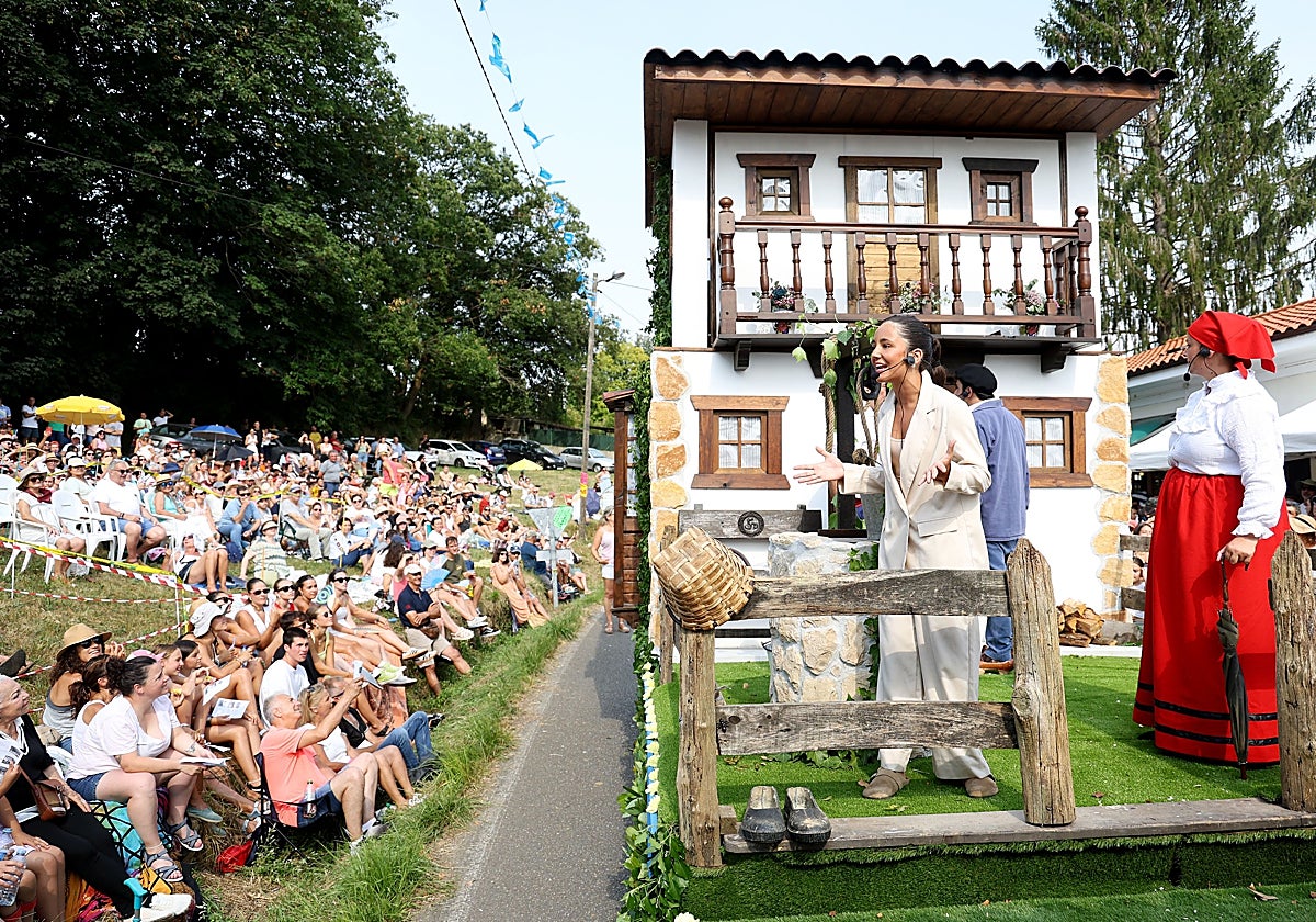 Telva y Pinón (de espaldas) en la carroza de la Peña Cotiellos que les homenajeó para hablar de la IA.