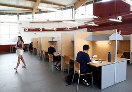 Varios estudiantes en el centro de estudios de Santullano.