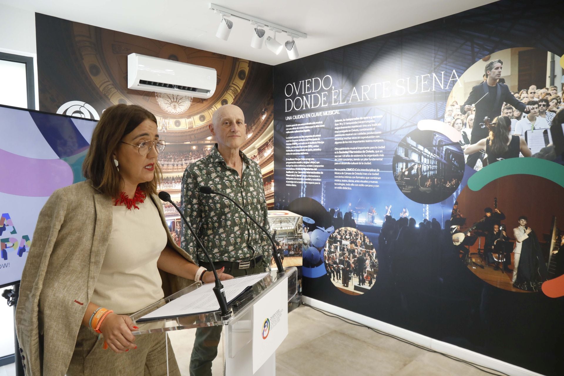 Covadonga Díaz y Jorge Martínez durante la presentación de las fiestas de San Mateo en la Feria de Muestras de Gijón.