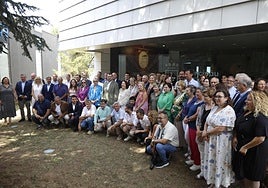 Foto de familia de Adrián Barbón y Concepción Saavedra con los representantes municipales que se adhirieron al pacto por la salud mental.