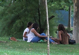 Jóvenes, en un parque.