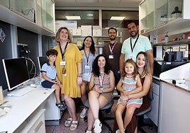 Los niños con FOP, Darío y Valentina, acompañados por sus familias e investigadores del ISPA, en Oviedo.