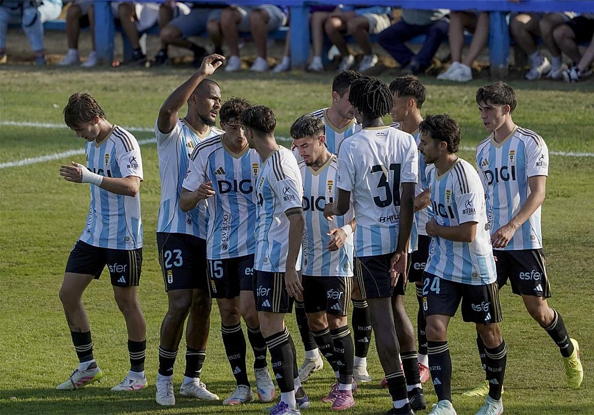 Los futbolistas del Real Oviedo celebran un gol durante el partido en Ribadeo.