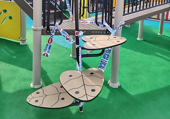 Zona de juegos dañada en el parque Maestro Antuña