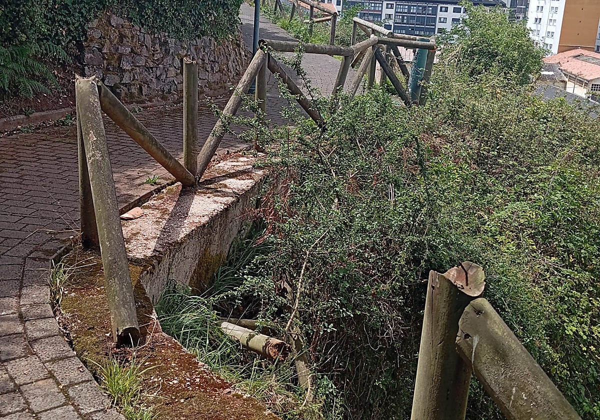 Valla de madera arrancada en el paseo peatonal sobre Candás