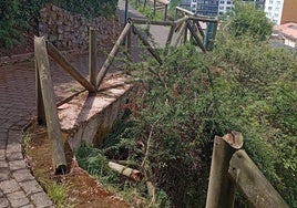 Valla de madera arrancada en el paseo peatonal sobre Candás