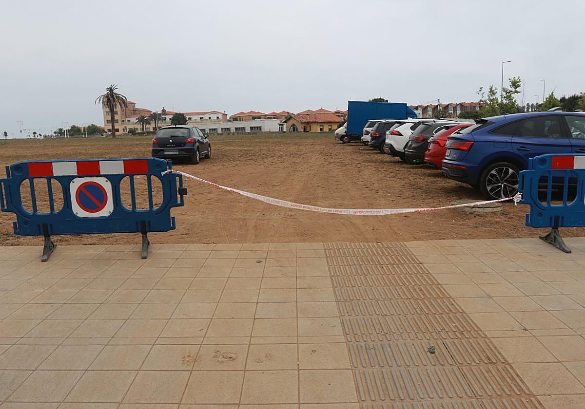 Pese a la instalación de vallas con la señal de 'prohibido aparcar' en la futura playa verde, una docena de vehículos se expuso ayer a las multas.
