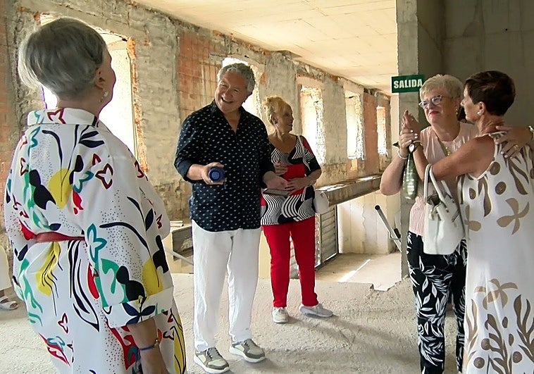 Prendes, junto a las mujeres que aparecen en el vídeo que acompaña su nuevo tema.