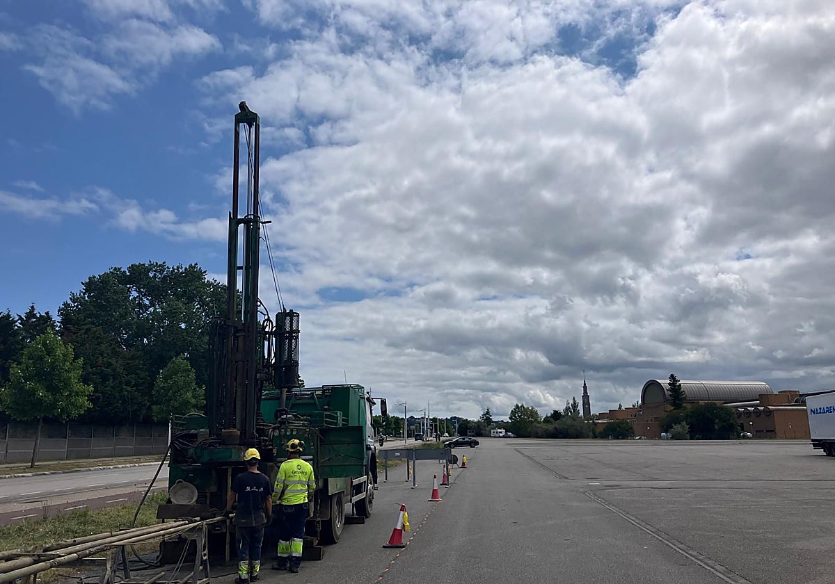 Sondeos en la explanada de Marina Civil por las obras de la EMA para construir redes separativas a lo largo de la avenida de la Pecuaria.