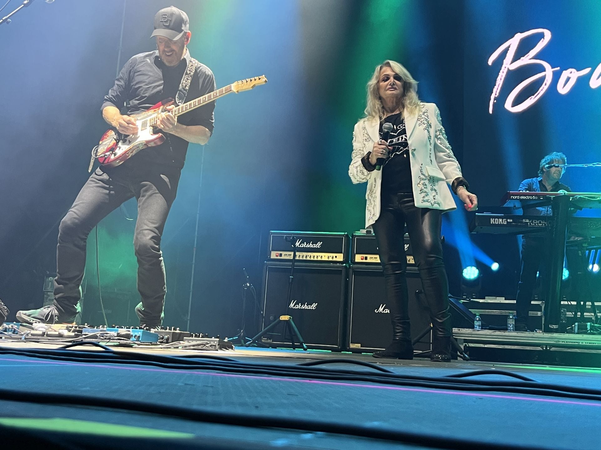 Bonnie Tyler cautiva Gijón con su voz rasgada y grandes éxitos