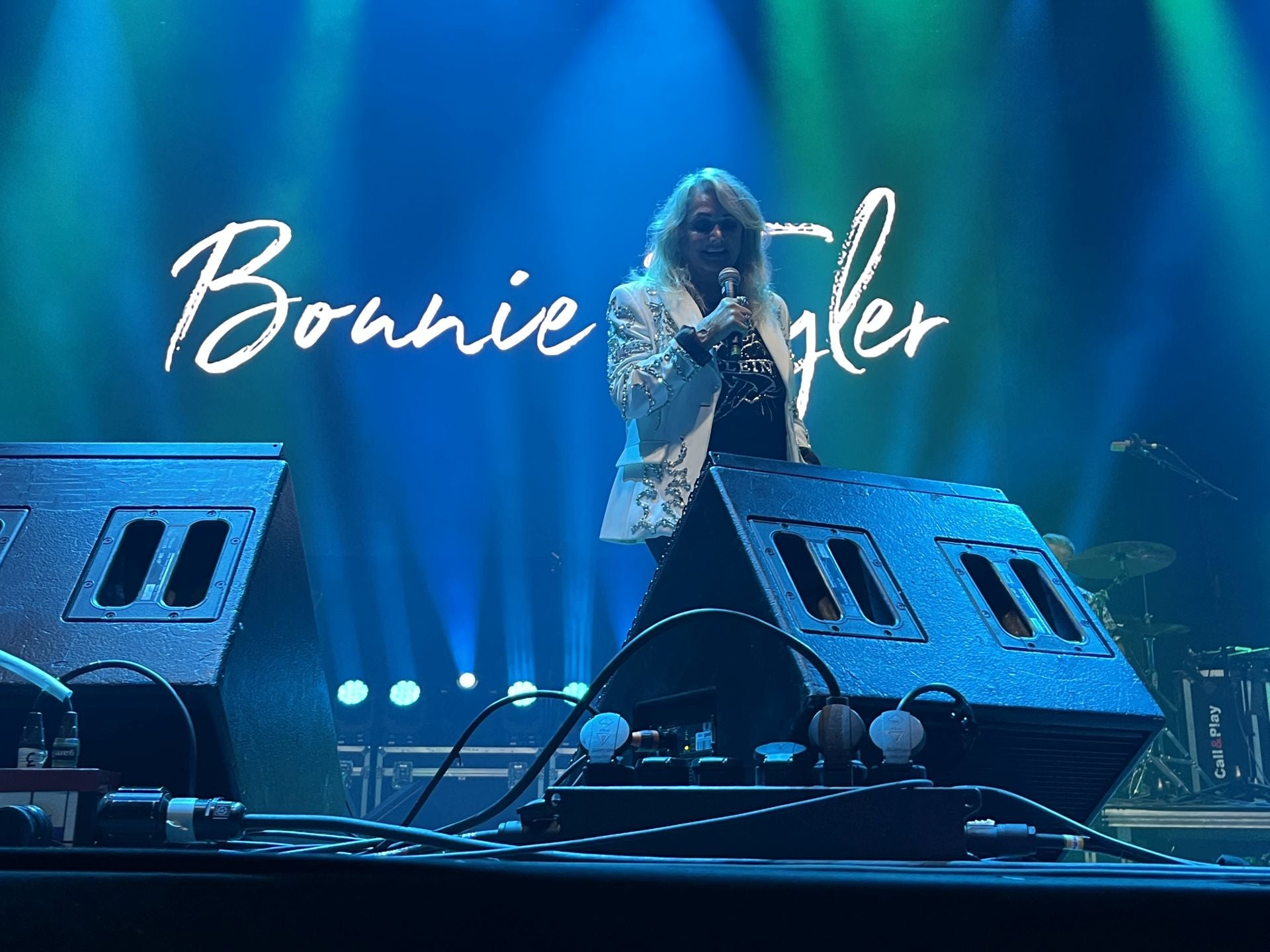 Bonnie Tyler cautiva Gijón con su voz rasgada y grandes éxitos