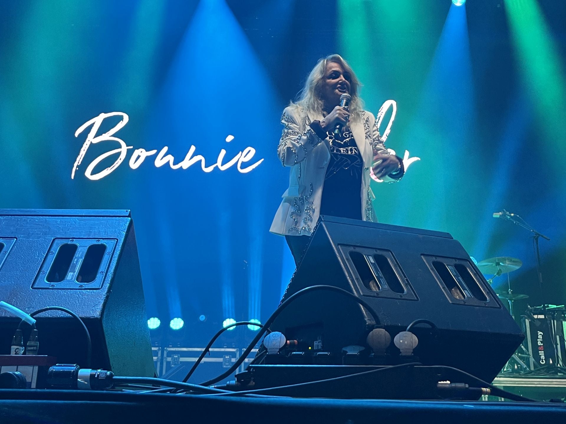Bonnie Tyler cautiva Gijón con su voz rasgada y grandes éxitos