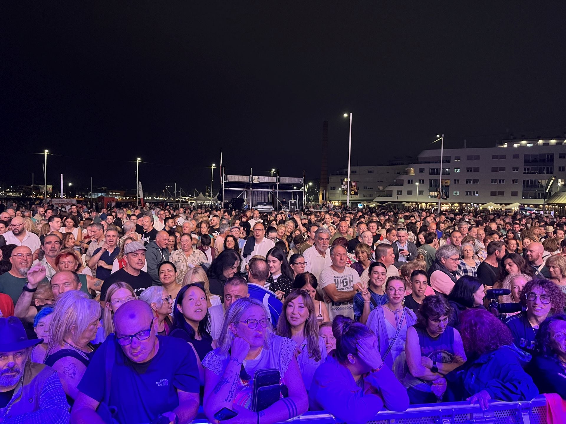 Bonnie Tyler cautiva Gijón con su voz rasgada y grandes éxitos