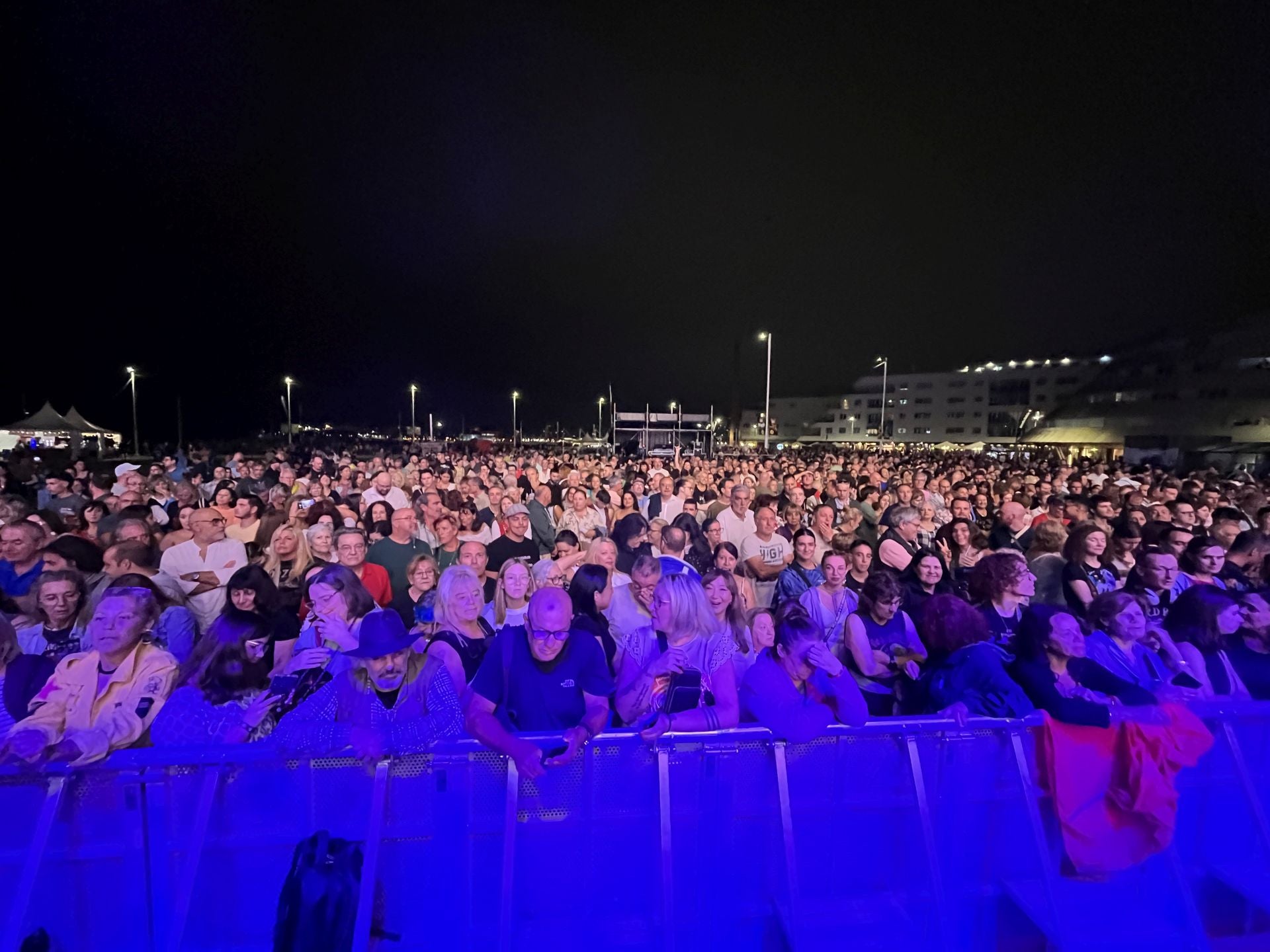 Bonnie Tyler cautiva Gijón con su voz rasgada y grandes éxitos
