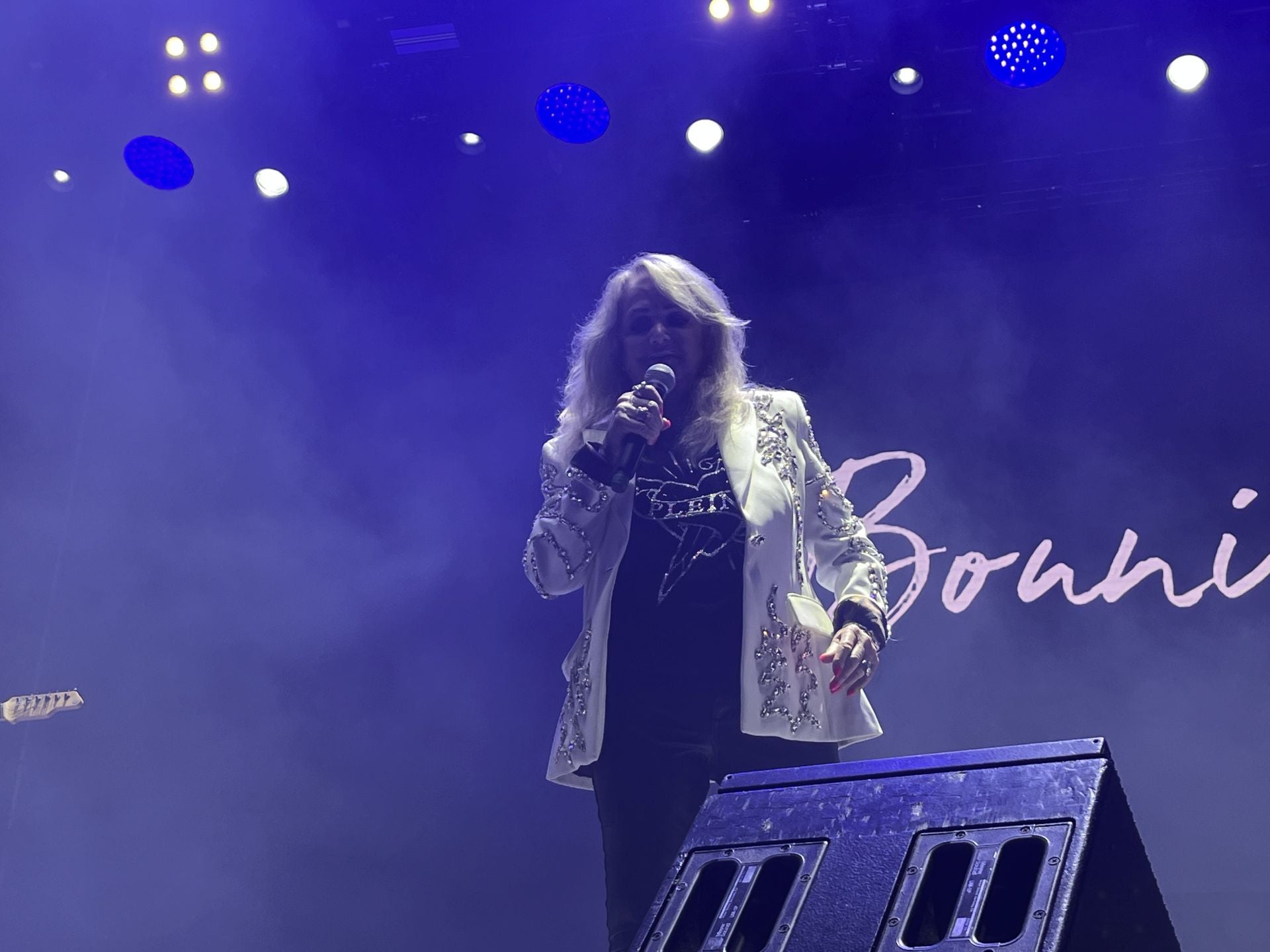 Bonnie Tyler cautiva Gijón con su voz rasgada y grandes éxitos