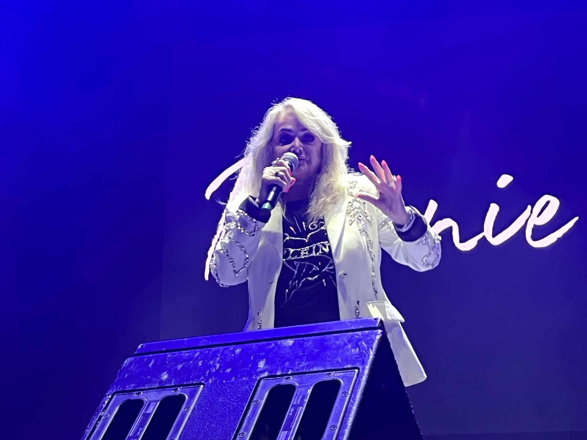 Bonnie Tyler cautiva Gijón con su voz rasgada y grandes éxitos
