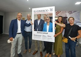 Antonio Rodríguez Cuenca, Ángel López, Pablo García, Aquilino Alonso, la consejera Concepción Saavedra, urificación Saavedra y Mónica Antuña posan con el photocall de EL COMERCIO.