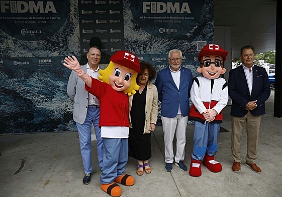 José Ramón González, presidente de Cruz Roja en Gijón; Marta del Arco, consejera de Derechos Sociales y Bienestar; José María Lana, presidente de Cruz Roja Asturias, y Félix Baragaño, presidente de la Cámara de Comercio, con las mascotas de Cruz Roja 'Captadorina' y 'Captadorín'.