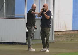 El director general del Real Avilés, Pedro Arboleya, despide a Javi Rozada, al teléfono.