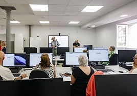 El concejal Juan Carlos Guerrero, en uno de los cursos de capacitación digital.