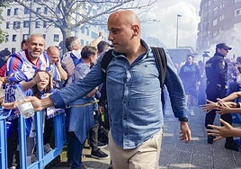 Javi Rozada saluda a los aficionados antes del partido de vuelta de la final por el ascenso.